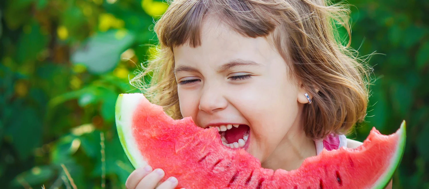 Ein Kind isst eine Wassermelone